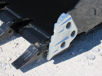 84" Severe Duty Low Profile Dirt Bucket with Teeth Fits Skid Steer Quick Attach - Image 4