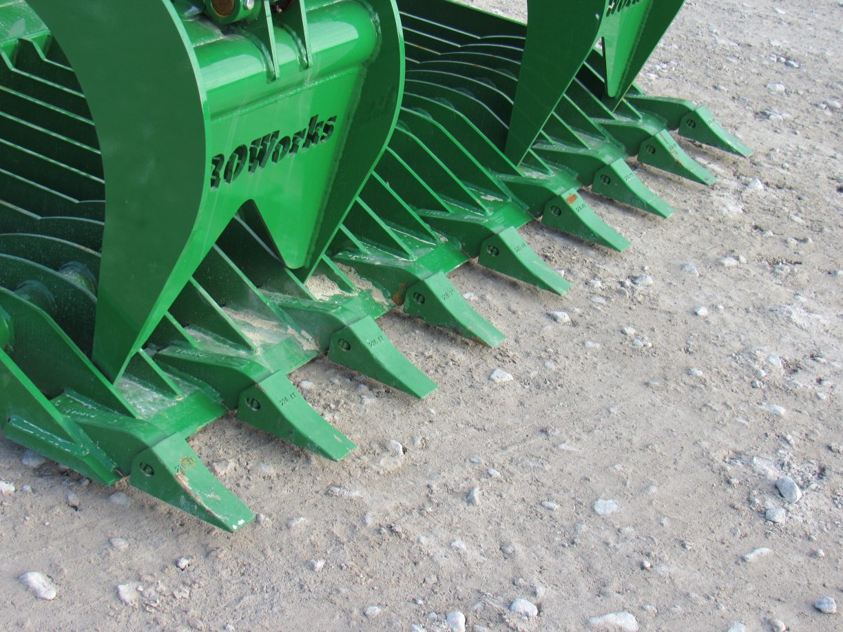 72″ Severe Duty Rock Bucket Grapple with Teeth Fits John Deere Loader