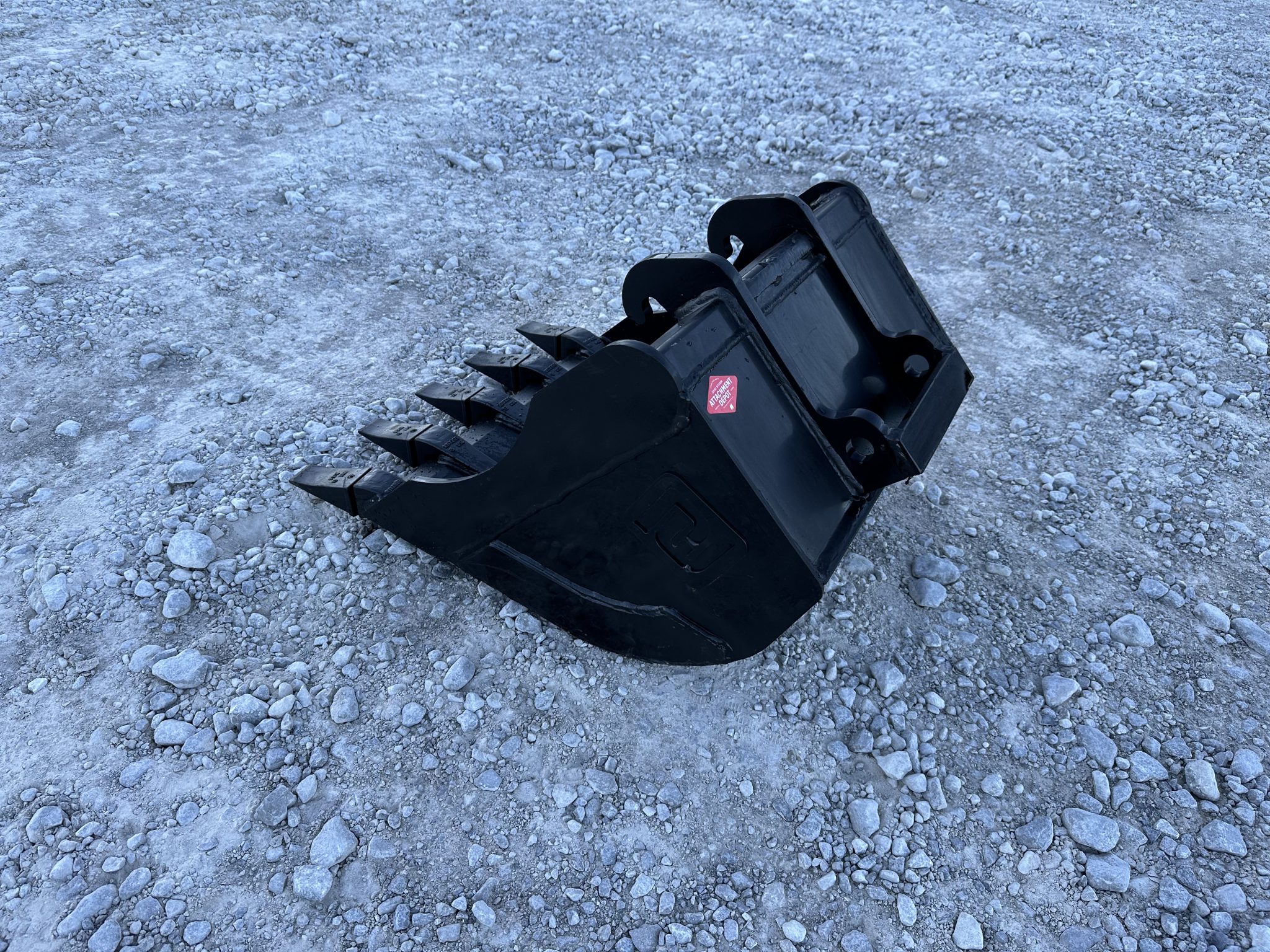 24″ Tooth Excavator Bucket Fits Bobcat Quick X Change for 6,000