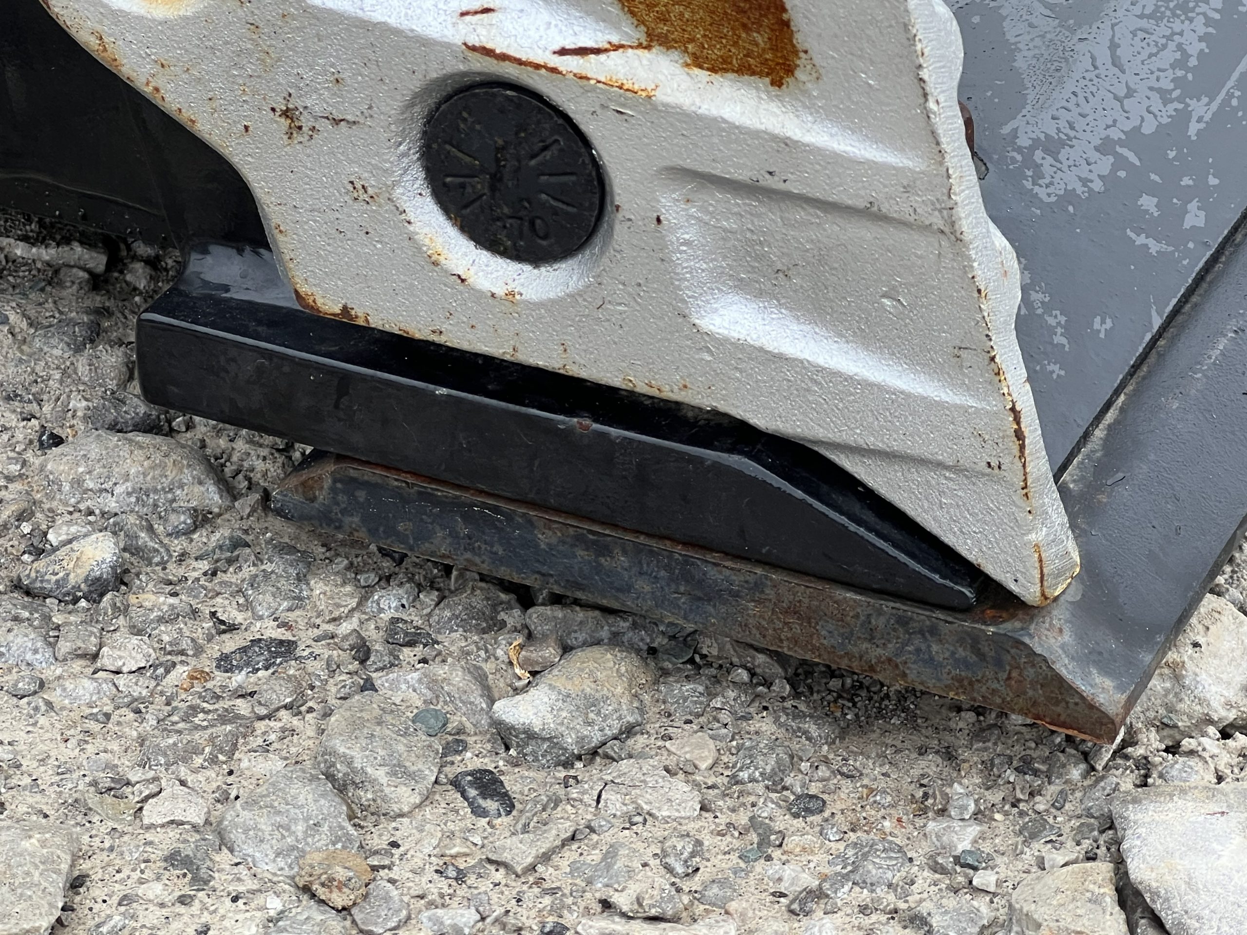 84" Severe Duty Low Profile Smooth Bucket with Bolt on Edge and Side Cutters Attachment Fits Skid Steer - Image 10