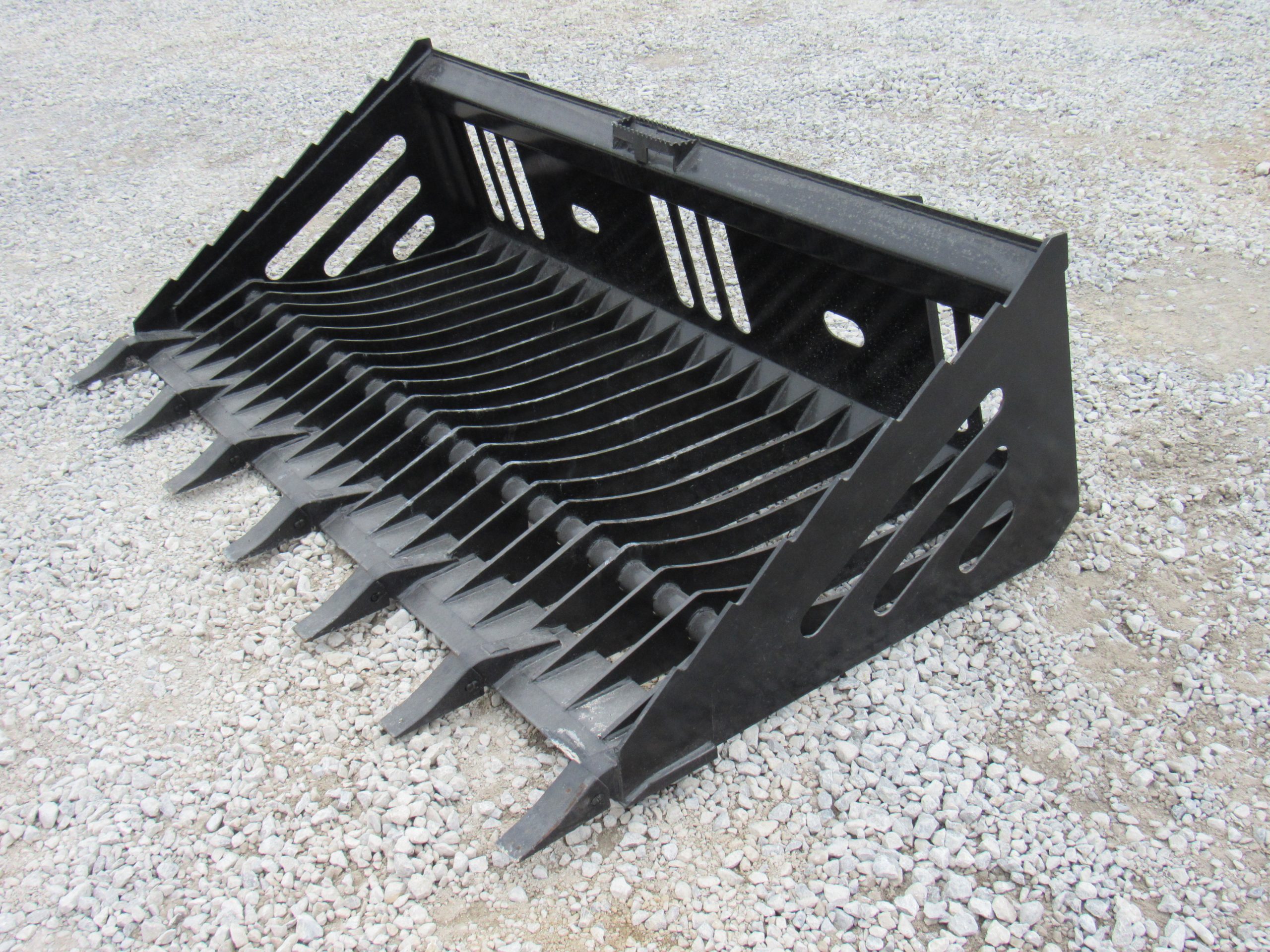 PROWORKS 72″ Heavy Duty Skeleton Rock Bucket with Teeth Skid Steer Quick Attach - Image 2