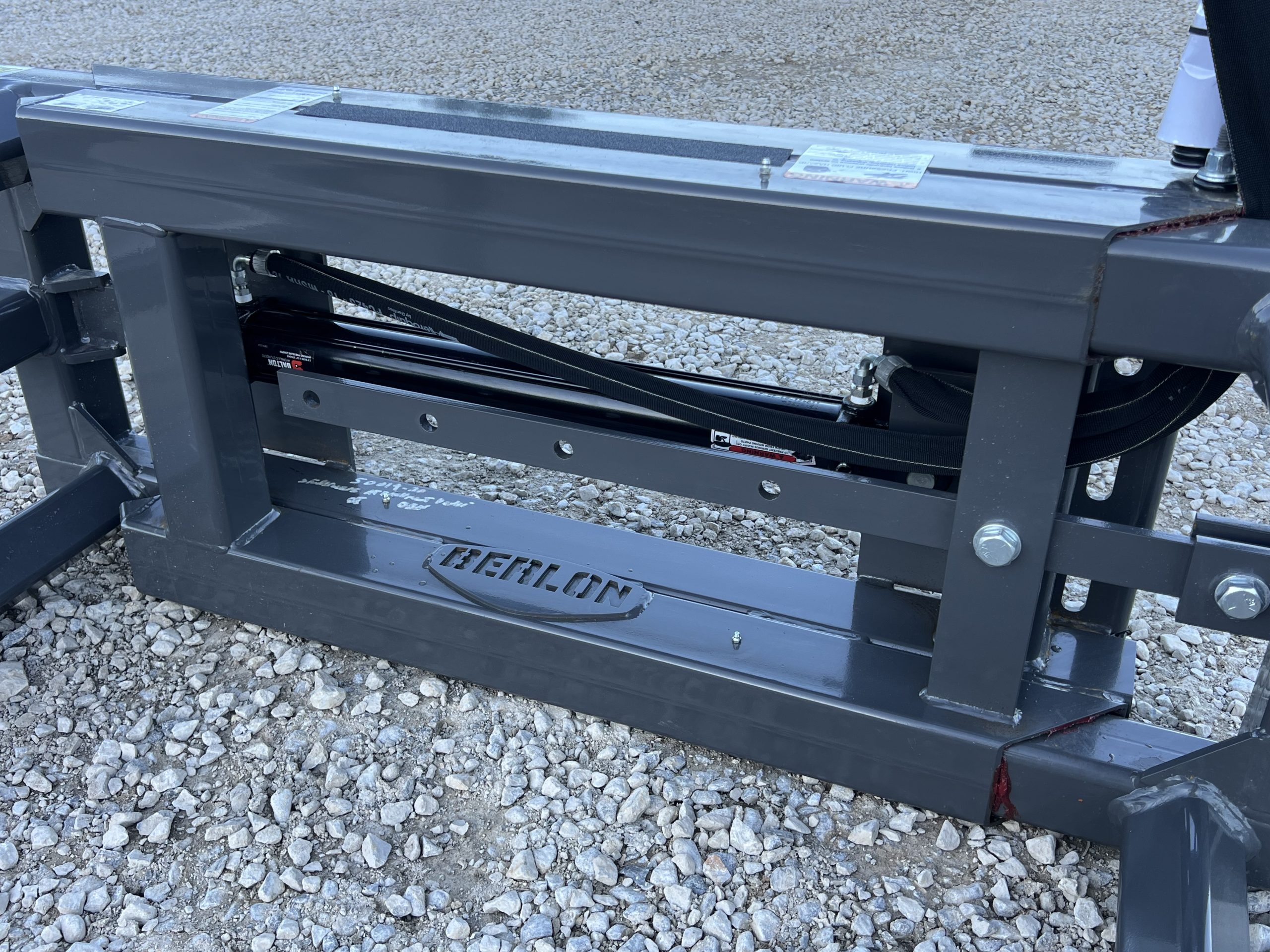 Berlon Bale Handler Grapple Round & Square Bale Fits Skid Steer Tractor Loader - Image 10