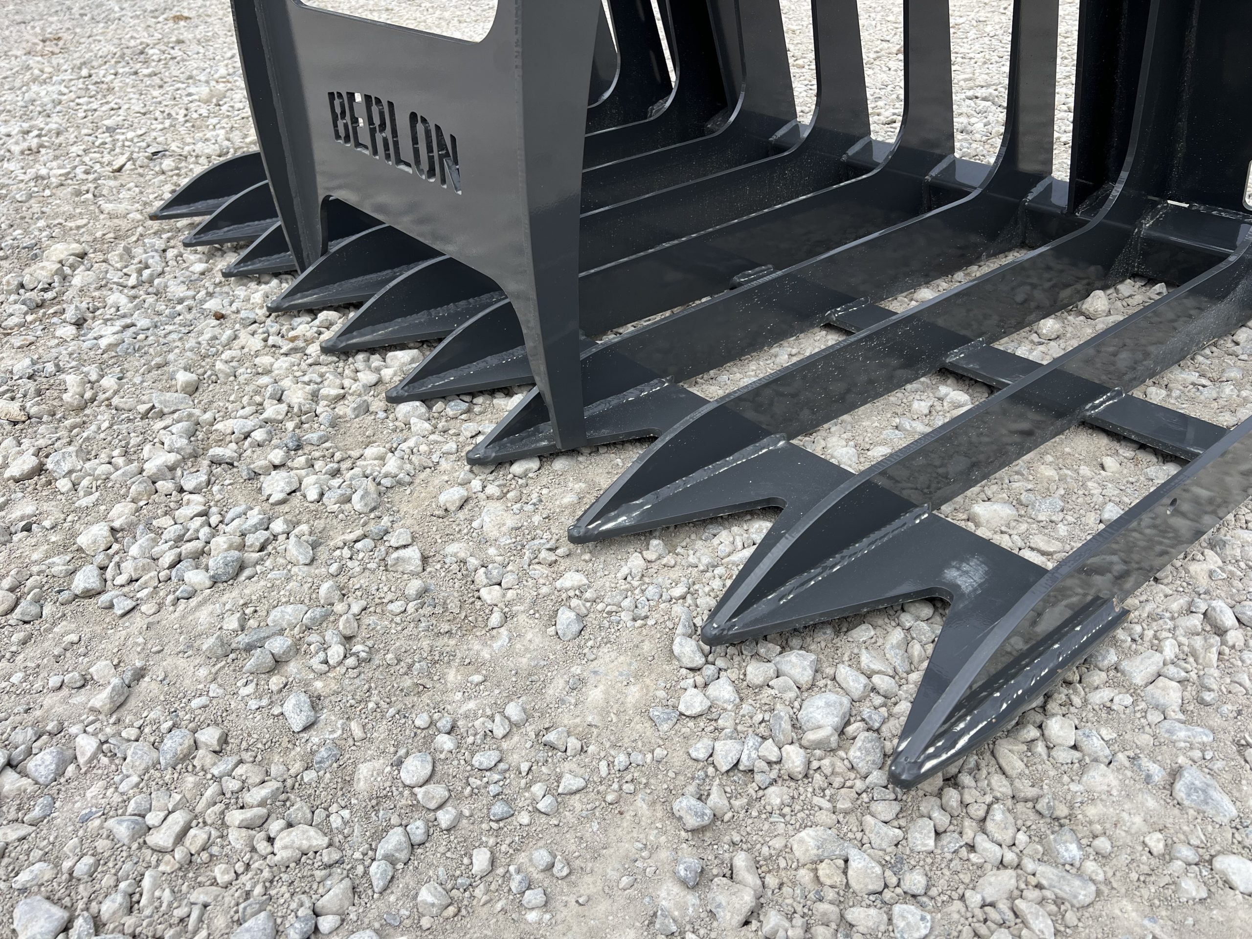 Berlon 60" Root Brush Grapple Attachment Fits Skid Steer Compact Tractor Loader - Image 10