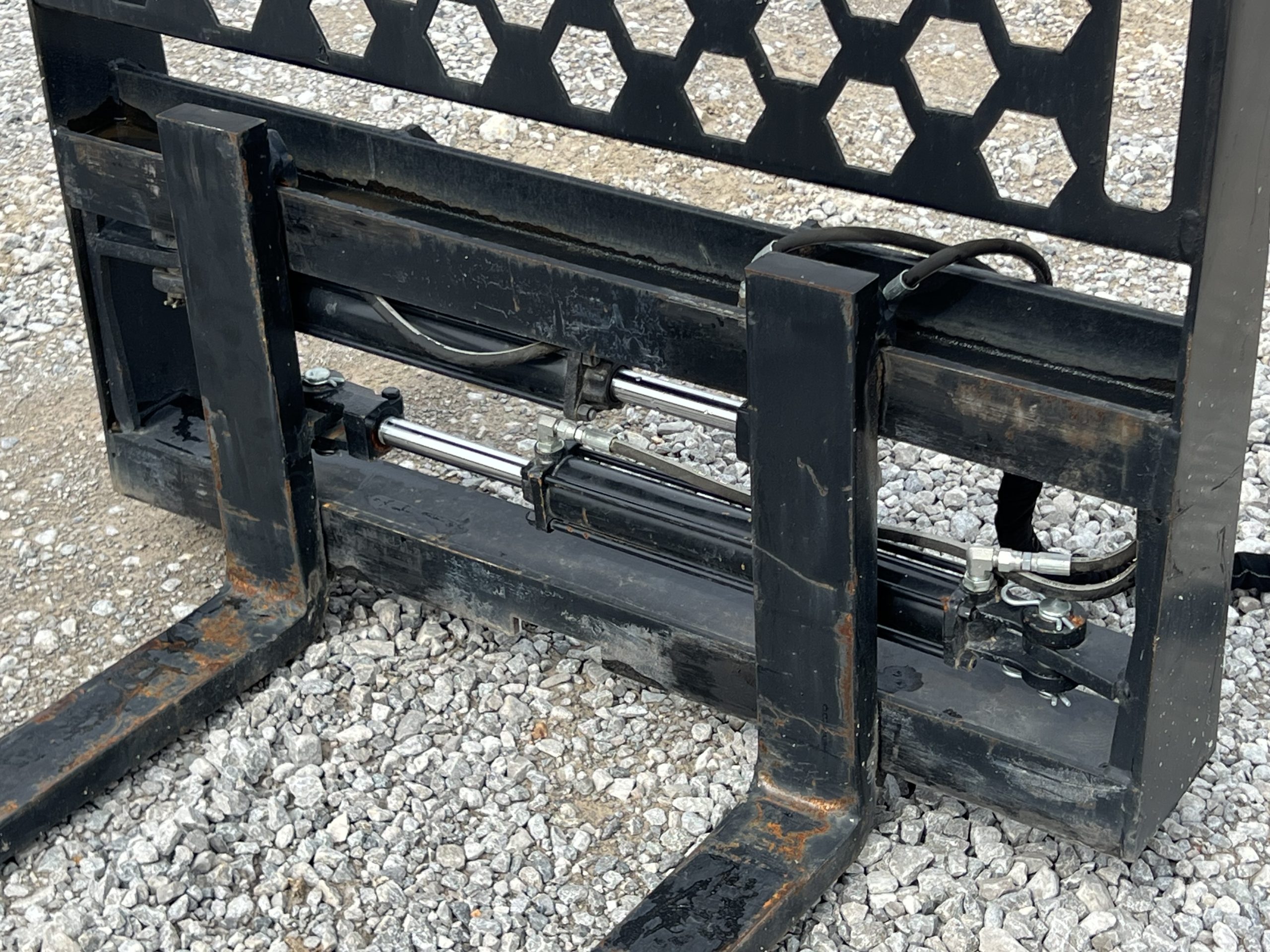 48" Hydraulic Pallet Forks Fork Positioner Fits Skid Steer Tractor Quick Attach - Image 9