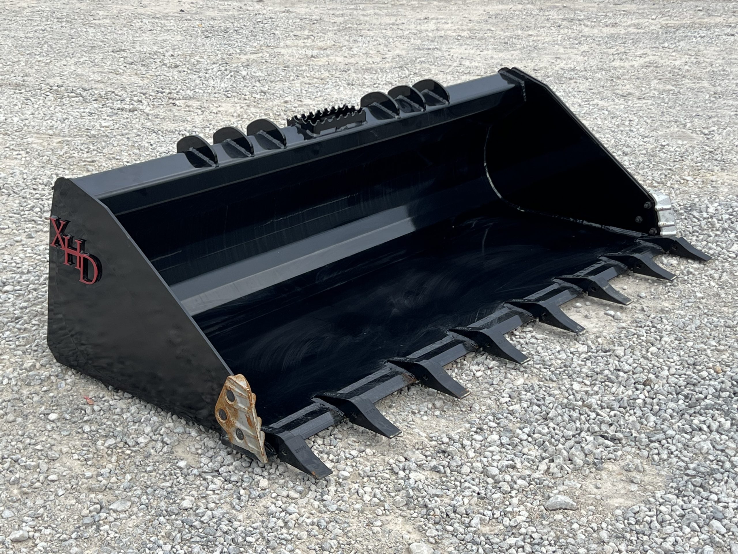 XHD 84" Severe Duty Tooth Bucket with Side Cutters Fits Compact Track Loader - Image 5